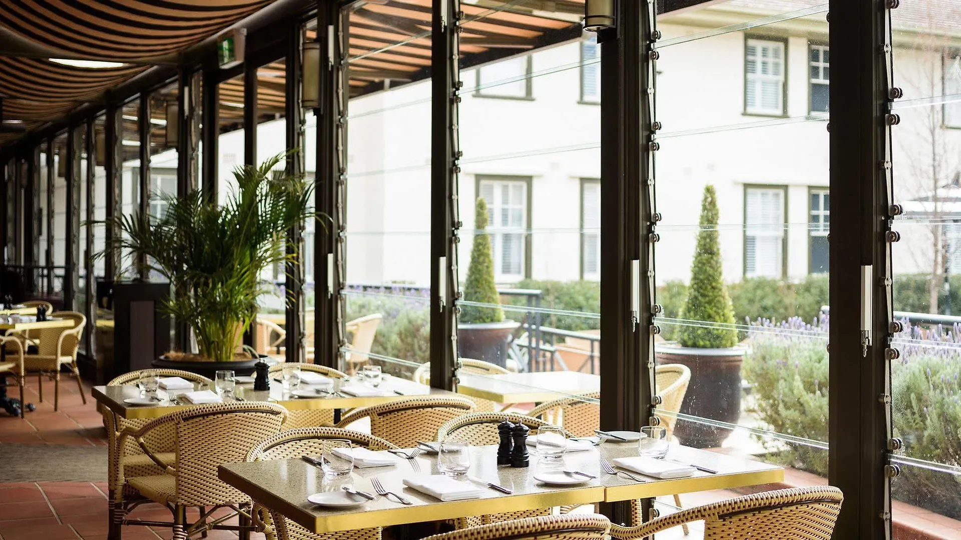 ****  Hotel Kurrajong Canberra Australia